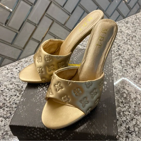 Metallic Gold Heels ✨ - Picture 3 of 6